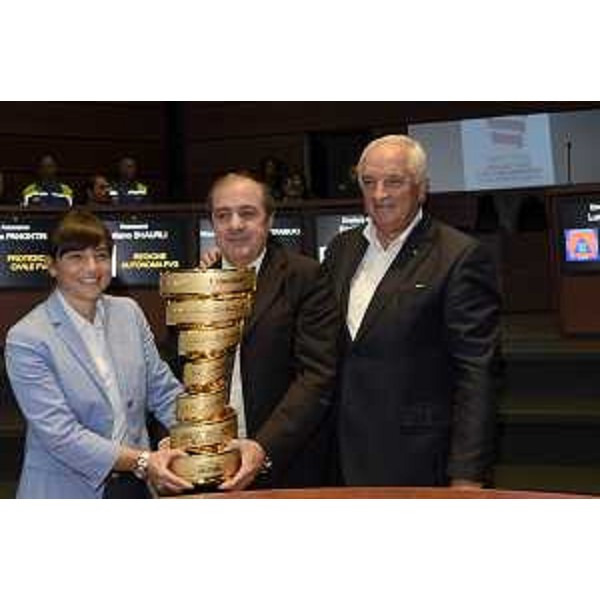 Debora Serracchiani (Presidente Regione Friuli Venezia Giulia), Mauro Vegni (Direttore Giro d'Italia) ed Enzo Cainero (Presidente Comitato organizzatore XIII Tappa Giro d'Italia 2016) all'anteprima "Giro d'Italia 2016 e Gran Fondo Giro d'Italia in Friuli Venezia Giulia", nella sede della Protezione civile del FVG - Palmanova 21/09/2015
