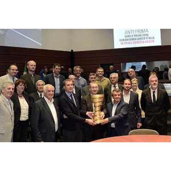 Enzo Cainero (Presidente Comitato organizzatore XIII Tappa Giro d'Italia 2016), Stefano Balloch (Sindaco Cividale del Friuli), Sergio Bolzonello (Vicepresidente Regione FVG e assessore Attività produttive), Francesco Martines (Sindaco Palmanova) e gli assessori regionali Cristiano Shaurli (Risorse agricole e forestali) e Paolo Panontin (Autonomie locali, Coordinamento Riforme, Protezione civile) all'anteprima "Giro d'Italia 2016 e Gran Fondo Giro d'Italia in Friuli Venezia Giulia", nella sede della Protezione civile del FVG - Palmanova 21/09/2015