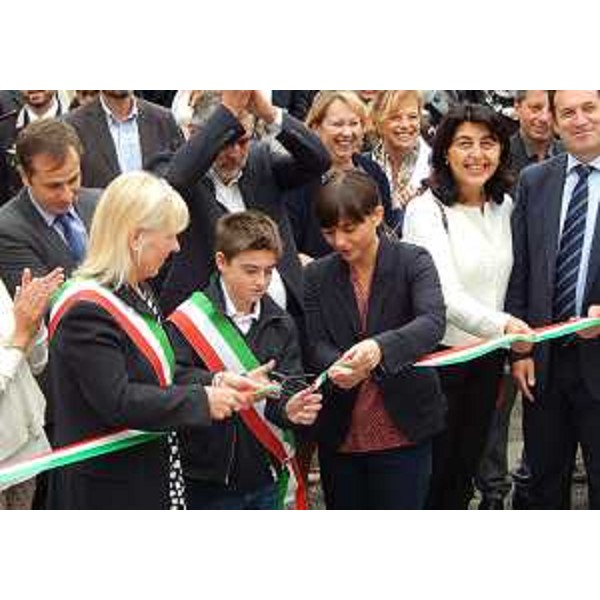 Daniela Briz (Sindaco Remanzacco), il rappresentante del Consiglio comunale dei Bambini, Debora Serracchiani (Presidente Regione Friuli Venezia Giulia), Mariagrazia Santoro (Assessore regionale Lavori pubblici ed Edilizia) e Franco Iacop (Presidente Consiglio regionale) all'inaugurazione della nuova palestra del Broilo Perosa e dell'attiguo Centro di aggregazione giovanile - Remanzacco 26/09/2015