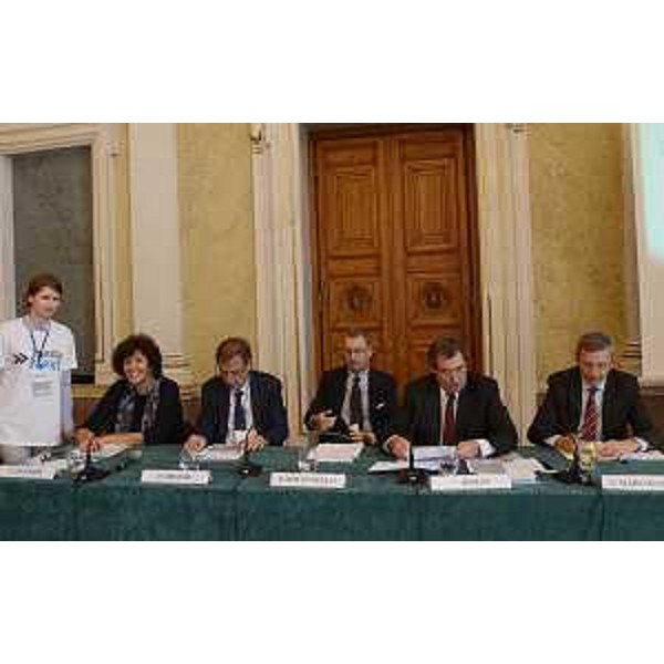 Loredana Panariti (Assessore regionale Ricerca e Università), Diego Bravar (Vicepresidente Confindustria Venezia Giulia), Sergio Bolzonello (Vicepresidente Regione FVG e assessore Attività produttive), Edvino Jerian [Presidente Consorzio Biomedicina Molecolare (CBM)] e Adriano Marcolongo (Direttore centrale Salute Regione FVG) alla tavola rotonda "Come le politiche della Regione FVG possono supportare lo sviluppo del Cluster Smart Health" - Trieste 25/09/2015