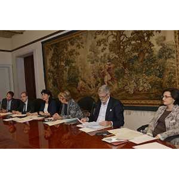 Gli assessori regionali Cristiano Shaurli (Risorse agricole e forestali), Gianni Torrenti (Cultura, Sport e Solidarietà), Mariagrazia Santoro (Infrastrutture, Mobilità, Pianificazione territoriale, Lavori pubblici, Edilizia), Maria Sandra Telesca (Salute, Integrazione socio-sanitaria, Politiche sociali e Famiglia), Paolo Panontin (Autonomie locali e Coordinamento Riforme, Caccia e risorse ittiche, delegato Protezione civile) e Sara Vito (Ambiente ed Energia) durante la riunione della Giunta del FVG - Trieste 25/09/2015