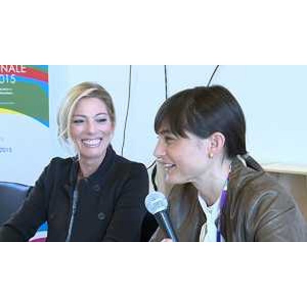 Maria Concetta Mattei (Giornalista) e Debora Serracchiani (Presidente Regione Friuli Venezia Giulia) al convegno "Capitalizzare i risultati delle iniziative in corso e promuovere il lascito interregionale di EXPO 2015", alla Cascina Triulza - Milano 28/09/2015