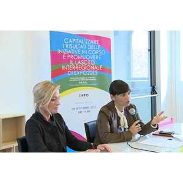Maria Concetta Mattei (Giornalista) e Debora Serracchiani (Presidente Regione Friuli Venezia Giulia) al convegno "Capitalizzare i risultati delle iniziative in corso e promuovere il lascito interregionale di EXPO 2015", alla Cascina Triulza - Milano 28/09/2015