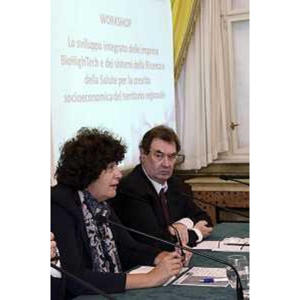 Loredana Panariti (Assessore regionale Ricerca e Università) e Diego Bravar (Vicepresidente Confindustria Venezia Giulia) al workshop "Lo sviluppo integrato delle imprese BioHighTech e dei sistemi della Ricerca e della Salute per la crescita socioeconomica del territorio regionale" – Trieste 25/09/2015
