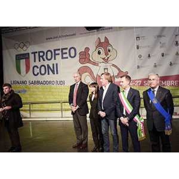 Andrea Binetti (Tenore), Giovanni Malagò (Presidente CONI), Debora Serracchiani (Presidente Regione Friuli Venezia Giulia), Giorgio Brandolin (Presidente CONI FVG), Luca Fanotto (Sindaco Lignano) e Pietro Fontanini (Presidente Provincia Udine) alla cerimonia di apertura della fase finale del Trofeo CONI, allo Stadio Teghil - Lignano Sabbiadoro 24/09/2015