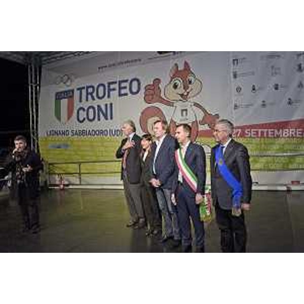 Andrea Binetti (Tenore), Giovanni Malagò (Presidente CONI), Debora Serracchiani (Presidente Regione Friuli Venezia Giulia), Giorgio Brandolin (Presidente CONI FVG), Luca Fanotto (Sindaco Lignano) e Pietro Fontanini (Presidente Provincia Udine) alla cerimonia di apertura della fase finale del Trofeo CONI, allo Stadio Teghil - Lignano Sabbiadoro 24/09/2015