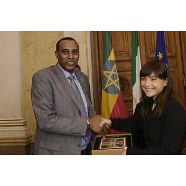 Dawano Kedir (Rappresentante Ministero Affari esteri Etiopia) e Debora Serracchiani (Presidente Regione Friuli Venezia Giulia) durante la visita della delegazione di imprenditori del settore del caffè dell'Etiopia, nel Salone del Palazzo della Presidenza del FVG - Trieste 24/09/2015