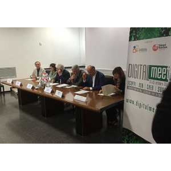 Claudio Pedrotti (Sindaco Pordenone), Paolo Panontin (Assessore regionale Autonomie locali e Coordinamento Riforme), Gianni Potti (Presidente Fondazione Comunica) e Maria Teresa Innocente (FriulAdria) alla presentazione di DIGITALmeet (evento italiano di alfabetizzazione digitale - dal 22 al 25 ottobre in Veneto, Friuli Venezia Giulia e Trentino), in Municipio - Pordenone 30/09/2015 (Foto Comunicazione DIGITALmeet)