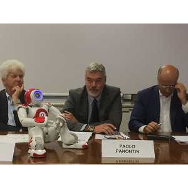 Claudio Pedrotti (Sindaco Pordenone), il Robot Nao realizzato da Media Direct, Paolo Panontin (Assessore regionale Autonomie locali e Coordinamento Riforme) e Gianni Potti (Presidente Fondazione Comunica) alla presentazione di DIGITALmeet (evento italiano di alfabetizzazione digitale - dal 22 al 25 ottobre in Veneto, Friuli Venezia Giulia e Trentino), in Municipio - Pordenone 30/09/2015 (Foto Comunicazione DIGITALmeet)