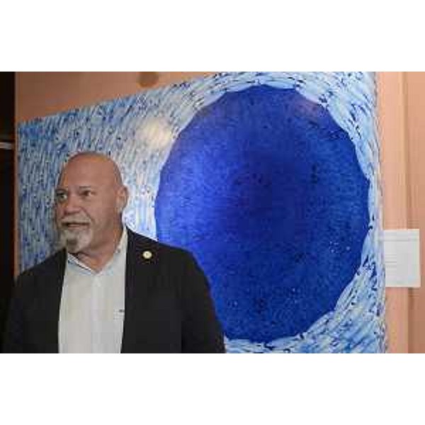 L'artista gradese Gianni Maran all'inaugurazione della sua mostra, in Consiglio regionale - Trieste 30/09/2015