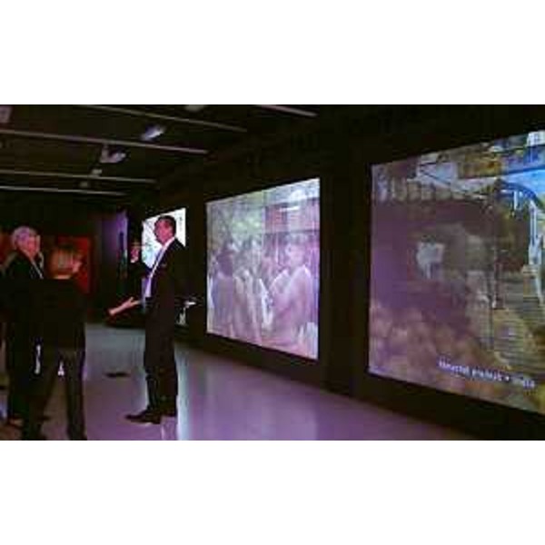Serena Mizzan (Direttore Immaginario Scientifico) accompagna Sergio Bolzonello (Vicepresidente Regione FVG e assessore Attività produttive, Cooperazione e Turismo) in visita alla sede dell'Immaginario Scientifico - Grignano (TS) 30/09/2015