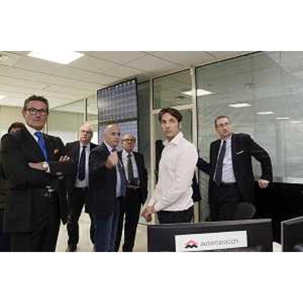 Sergio Bolzonello (Vicepresidente Regione FVG e assessore Attività produttive, Cooperazione e Turismo) nella sala operativa della Autamarocchi S.p.A., con il presidente Oscar Zabai e i vertici dell'Azienda - Trieste 01/10/2015
