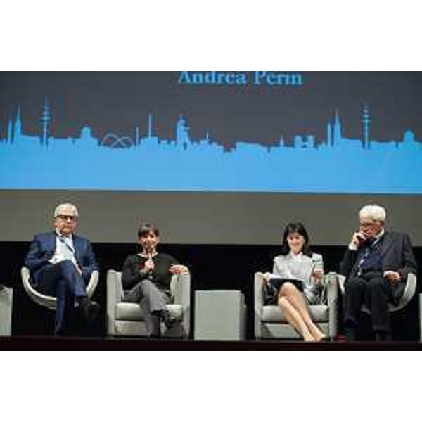 Debora Serracchiani (Presidente Regione Friuli Venezia Giulia) al convegno "La Finanza nel ciclo di vita dell'Impresa", al Teatro Verdi - Pordenone 02/10/2015 (Foto © ACB Group S.p.A.)