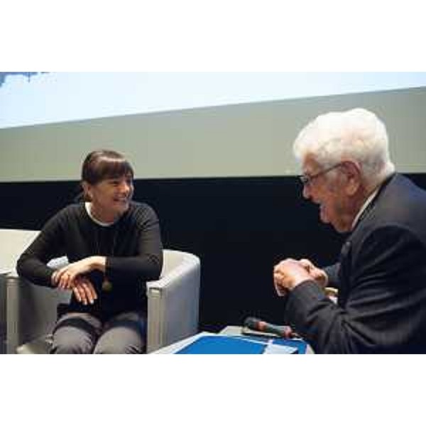 Debora Serracchiani (Presidente Regione Friuli Venezia Giulia) e Victor Uckmar (Professore emerito Università Genova e presidente ACB Group S.p.A.) al convegno "La Finanza nel ciclo di vita dell'Impresa", al Teatro Verdi - Pordenone 02/10/2015 (Foto © ACB Group S.p.A.)