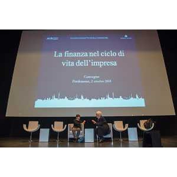 Debora Serracchiani (Presidente Regione Friuli Venezia Giulia) e Victor Uckmar (Professore emerito Università Genova e presidente ACB Group S.p.A.) al convegno "La Finanza nel ciclo di vita dell'Impresa", al Teatro Verdi - Pordenone 02/10/2015 (Foto © ACB Group S.p.A.)