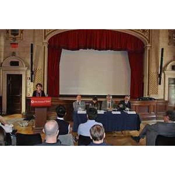 Barbara Faedda (Direttore associato Accademia italiana Scienza), Alberto Morgante (Direttore Istituto Officina Materiali CNR-IOM AREA Science Park), Debora Serracchiani (Presidente Regione Friuli Venezia Giulia), Alberto Felice De Toni (Rettore Università Udine) e Stephen Taylor (Direttore Servizio marketing, comunicazione e sviluppo mercati AREA Science Park) all'Accademia italiana di Studi avanzati, presso la Columbia University - New York 05/10/2015 