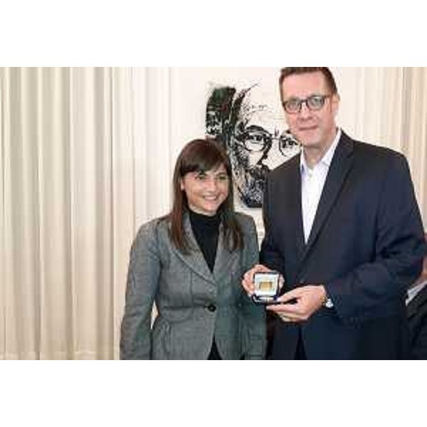 Debora Serracchiani (Presidente Regione Friuli Venezia Giulia) ed Ellis Tommaseo (Associazione Giuliano Dalmati in USA) nella sede del Consolato generale italiano - New York 05/10/2015