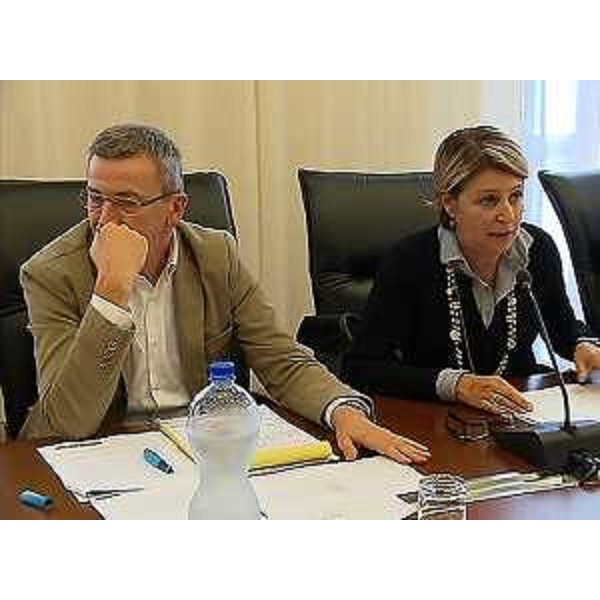 Adriano Marcolongo (Direttore centrale Salute Regione FVG) e Maria Sandra Telesca (Assessore regionale Salute) durante la discussione sul Piano dell'emergenza/urgenza alla riunione della III Commissione, in Consiglio regionale - Trieste 05/10/2015