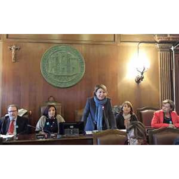 Nicola Delli Quadri (Commissario straordinario AOU Ospedali Riuniti Trieste e AAS n. 1 Triestina), Laura Famulari (Assessore Politiche sociali, Interventi e Servizi Disabilità Comune Trieste), Maria Sandra Telesca (Assessore regionale Salute), Antonella Grim (Assessore Educazione, Scuola, Università e Ricerca Comune Trieste) e Silvana Calaprice (Vicepresidente Comitato italiano UNICEF) alla cerimonia di riconoscimento, da parte dell'UNICEF Italia, dell'AAS n. 1 Triestina quale "Comunità Amica dei Bambini per l'Allattamento Materno", nell'Aula del Consiglio comunale - Trieste 08/10/2015