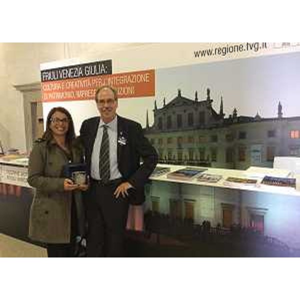 Anna Puccio (Segretaria generale Fondazione italiana Accenture) - premiata per la promozione e il sostegno allo sviluppo dell'impresa sociale nell'ambito culturale come modello economicamente sostenibile a elevato impatto sulle comunità - e Gianni Torrenti (Assessore regionale Cultura) all'XI edizione di LUBEC, rassegna dedicata alla valorizzazione dei Beni Culturali - Lucca 08/10/2015