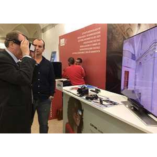 Gianni Torrenti (Assessore regionale Cultura) prova un sistema di realtà aumentata all'XI edizione di LUBEC, rassegna dedicata alla valorizzazione dei Beni Culturali - Lucca 08/10/2015