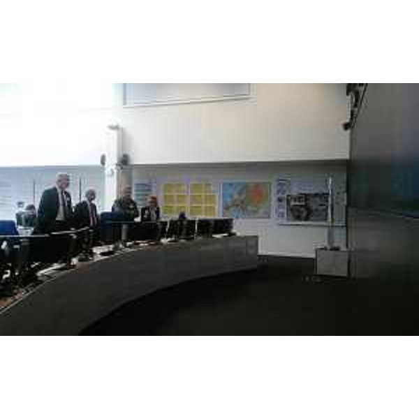 Paolo Panontin (Assessore regionale Protezione civile FVG) e Luciano Sulli (Direttore centrale Protezione civile Regione FVG) nella Sala Operativa del Centro di coordinamento della risposta alle emergenze (ERCC) del Dipartimento aiuti umanitari e protezione civile della Commissione Europea (ECHO) - Bruxelles 09/10/2015