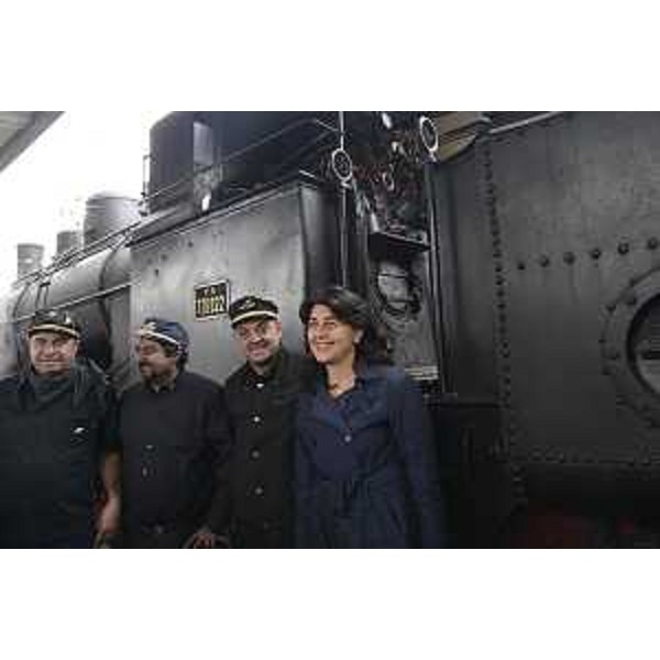 Mariagrazia Santoro (Assessore regionale Infrastrutture) accanto alla Locomotiva a vapore Gr.728.022 del Barcolana Express Udine-Trieste Centrale - 11/10/2015