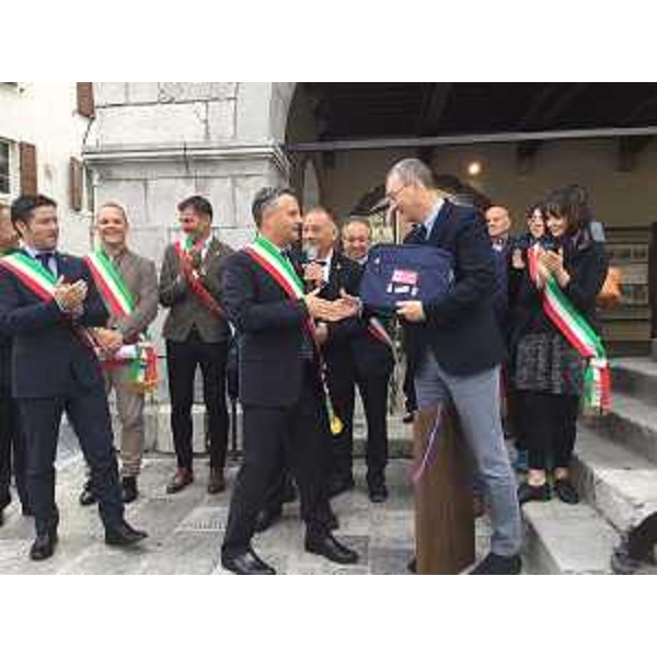 Sergio Bolzonello (Vicepresidente Regione FVG e assessore Attività produttive, Cooperazione e Turismo), Fabio Di Bernardo (Sindaco Venzone e coordinatore Club Borghi d'Italia FVG), Markus Maurmair (Sindaco Valvasone Arzene), Fiorello Primi (Presidente nazionale Club Borghi d'Italia) e altri sindaci dei Comuni Borghi d'Italia alla cerimonia ufficiale dell'entrata di Venzone tra i Borghi più belli d'Italia - Venzone 10/10/2015