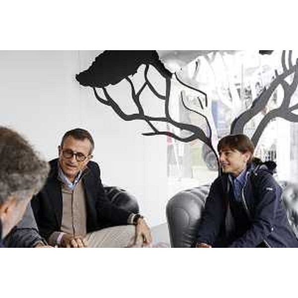 Daniele Maver (Presidente Jaguar Land Rover Italia) e Debora Serracchiani (Presidente Regione Friuli Venezia Giulia) nello stand Land Rover al Villaggio Barcolana - Trieste 10/10/2015