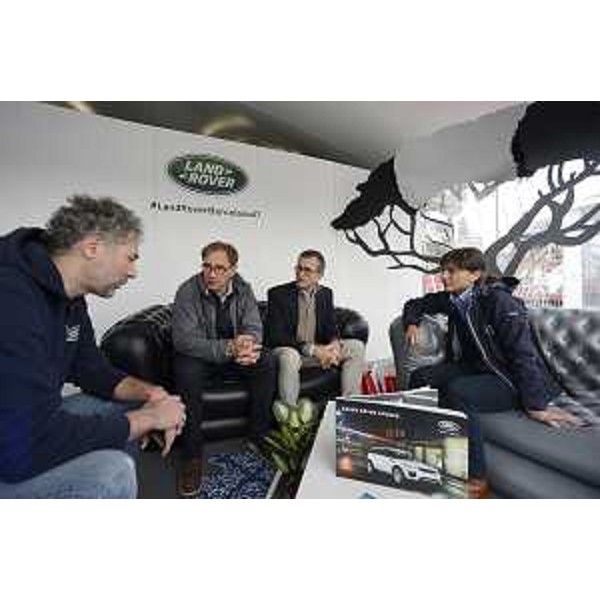 Carlo Soglia (Responsabile prodotti Jaguar Land Rover Italia), Mitja Gialuz (Presidente Società Velica Barcola Grignano), Daniele Maver (Presidente Jaguar Land Rover Italia) e Debora Serracchiani (Presidente Regione Friuli Venezia Giulia) nello stand Land Rover al Villaggio Barcolana - Trieste 10/10/2015