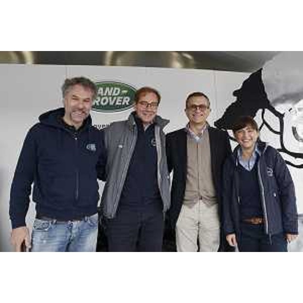 Carlo Soglia (Responsabile prodotti Jaguar Land Rover Italia), Mitja Gialuz (Presidente Società Velica Barcola Grignano), Daniele Maver (Presidente Jaguar Land Rover Italia) e Debora Serracchiani (Presidente Regione Friuli Venezia Giulia) nello stand Land Rover al Villaggio Barcolana - Trieste 10/10/2015