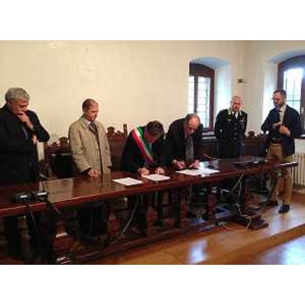 Claudio Cracovia (Questore Udine), Vittorio Zappalorto (Prefetto Udine), Celio Cossa (Sindaco Tarcento), Gianni Torrenti (Assessore regionale Solidarietà), Marco Zearo (Comandante provinciale Carabinieri Udine) e Fabio Di Lenarda (Delegato Croce Rossa Italiana) alla firma della convenzione per la formazione obbligatoria dei richiedenti asilo e per il loro impiego in attività socialmente utili - Tarcento 12/10/2015