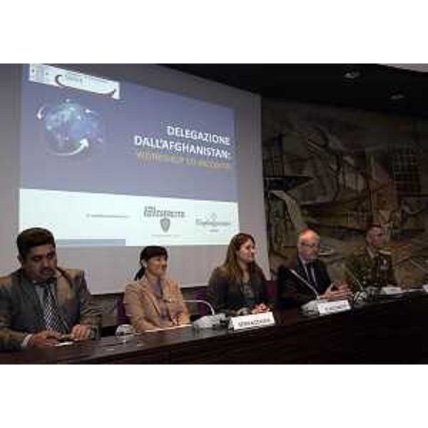 Debora Serracchiani (Presidente Regione Friuli Venezia Giulia), Rosanna Clocchiatti (CCIAA Udine), Graziano Tilatti (Presidente Confartigianato FVG) e Michele Risi (Comandante Brigata Alpina Julia) con la delegazione di imprenditori afghani associati all'Unione industriali di Herat - Udine 12/10/2015