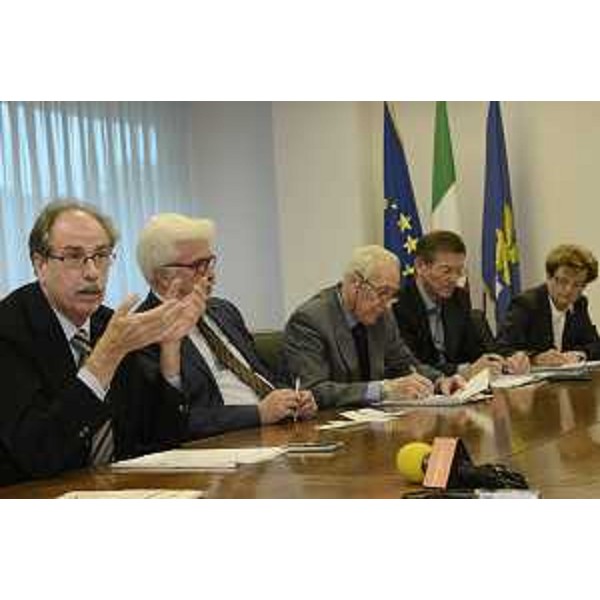Gianni Torrenti (Assessore regionale Cultura, Sport e Solidarietà), Dario Locchi e Fabio Ziberna (Associazione Giuliani nel Mondo), Michele Bernardon e Vera Turrin (EFASCE) alla presentazione degli Stati generali dei Corregionali all'estero (Trieste, 16 e 17 ottobre 2015) - Udine 12/10/2015