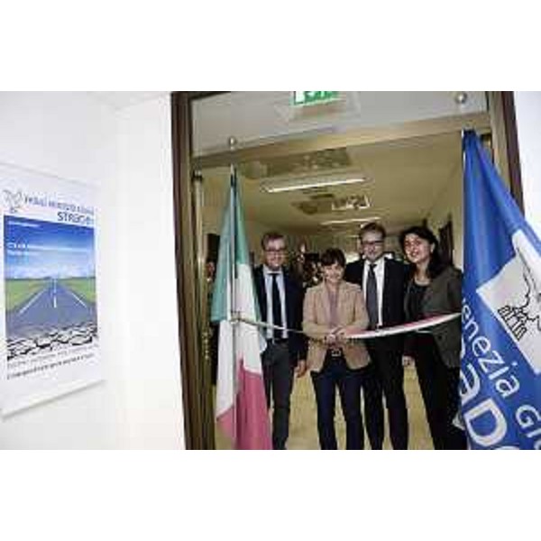 Francesco Peroni (Assessore regionale Finanze e Patrimonio), Debora Serracchiani (Presidente Regione Friuli Venezia Giulia), Giorgio Damiani (Presidente FVG Strade S.p.A.) e Mariagrazia Santoro (Assessore regionale Infrastrutture) all'inaugurazione della nuova sede di Friuli Venezia Giulia Strade S.p.A., in Scala dei Cappuccini - Trieste 12/10/2015