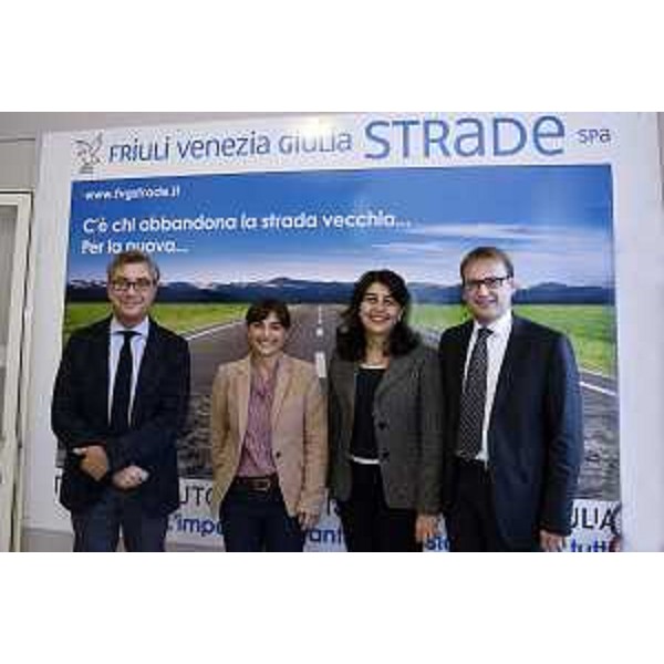 Francesco Peroni (Assessore regionale Finanze e Patrimonio), Debora Serracchiani (Presidente Regione Friuli Venezia Giulia), Mariagrazia Santoro (Assessore regionale Infrastrutture) e Giorgio Damiani (Presidente FVG Strade S.p.A.) all'inaugurazione della nuova sede di Friuli Venezia Giulia Strade S.p.A., in Scala dei Cappuccini - Trieste 12/10/2015