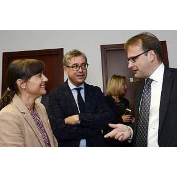 Debora Serracchiani (Presidente Regione Friuli Venezia Giulia), Francesco Peroni (Assessore regionale Finanze e Patrimonio) e Giorgio Damiani (Presidente FVG Strade S.p.A.) nella nuova sede di Friuli Venezia Giulia Strade S.p.A., in Scala dei Cappuccini - Trieste 12/10/2015