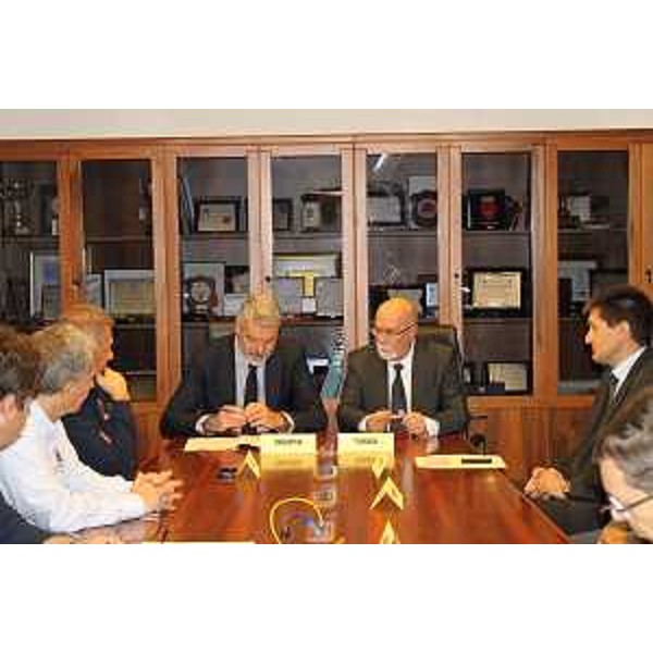 Luciano Sulli (Direttore centrale Protezione civile Regione FVG), Paolo Panontin (Assessore regionale Protezione civile), Franco Fiumara (Direttore centrale Protezione aziendale Gruppo FS Italiane) ed Emanuele Vrech (Coordinatore Protezione ambientale RFI Venezia) al Tavolo della firma della Convenzione tra Ferrovie dello Stato Italiane e Regione Friuli Venezia Giulia per la gestione delle emergenze in ambito ferroviario - Palmanova 13/10/2015