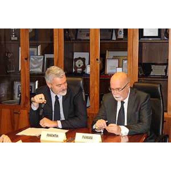 Paolo Panontin (Assessore regionale Protezione civile) e Franco Fiumara (Direttore centrale Protezione aziendale Gruppo FS Italiane) al Tavolo della firma della Convenzione tra Ferrovie dello Stato Italiane e Regione Friuli Venezia Giulia per la gestione delle emergenze in ambito ferroviario - Palmanova 13/10/2015
