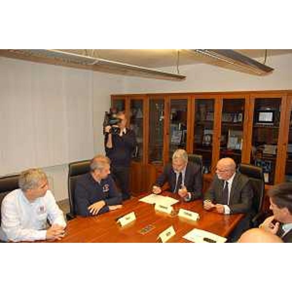 Luciano Sulli (Direttore centrale Protezione civile Regione FVG), Paolo Panontin (Assessore regionale Protezione civile), Franco Fiumara (Direttore centrale Protezione aziendale Gruppo FS Italiane) ed Emanuele Vrech (Coordinatore Protezione ambientale RFI Venezia) al Tavolo della firma della Convenzione tra Ferrovie dello Stato Italiane e Regione Friuli Venezia Giulia per la gestione delle emergenze in ambito ferroviario - Palmanova 13/10/2015