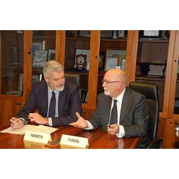 Paolo Panontin (Assessore regionale Protezione civile) e Franco Fiumara (Direttore centrale Protezione aziendale Gruppo FS Italiane) al Tavolo della firma della Convenzione tra Ferrovie dello Stato Italiane e Regione Friuli Venezia Giulia per la gestione delle emergenze in ambito ferroviario - Palmanova 13/10/2015