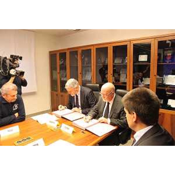 Luciano Sulli (Direttore centrale Protezione civile Regione FVG), Paolo Panontin (Assessore regionale Protezione civile), Franco Fiumara (Direttore centrale Protezione aziendale Gruppo FS Italiane) ed Emanuele Vrech (Coordinatore Protezione ambientale RFI Venezia) al Tavolo della firma della Convenzione tra Ferrovie dello Stato Italiane e Regione Friuli Venezia Giulia per la gestione delle emergenze in ambito ferroviario - Palmanova 13/10/2015