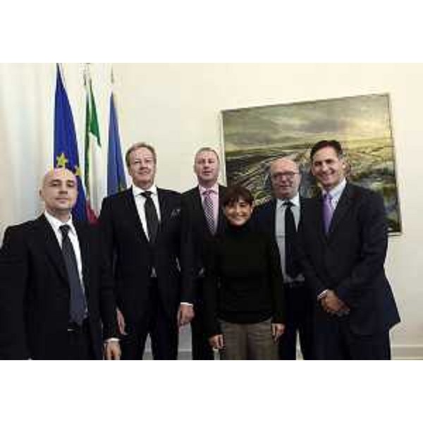 Debora Serracchiani (Presidente Regione Friuli Venezia Giulia) con la delegazione del Gruppo Flex guidata da Doug Britt, presidente della Industrial and Emerging Industries - Trieste 16/10/2015