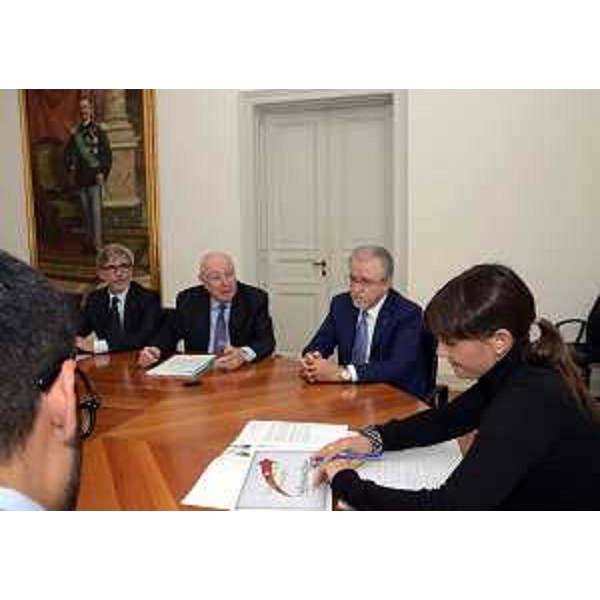Debora Serracchiani (Presidente Regione Friuli Venezia Giulia) con la delegazione del Comitato Transpadana guidata dal presidente Franco Miller - Trieste 16/10/2015