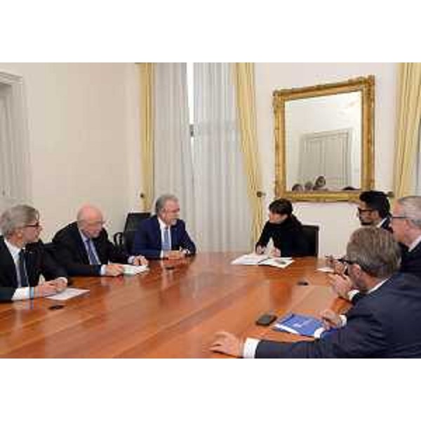 Debora Serracchiani (Presidente Regione Friuli Venezia Giulia) con la delegazione del Comitato Transpadana guidata dal presidente Franco Miller - Trieste 16/10/2015