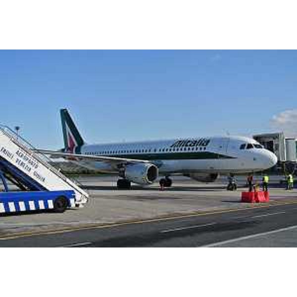 Vettore Alitalia all'Aeroporto Friuli Venezia Giulia - Ronchi dei Legionari 17/10/2015 (Foto Gruppo Danieli)