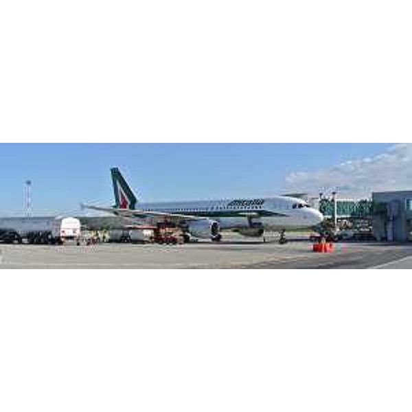 Vettore Alitalia all'Aeroporto Friuli Venezia Giulia - Ronchi dei Legionari 17/10/2015 (Foto Gruppo Danieli)