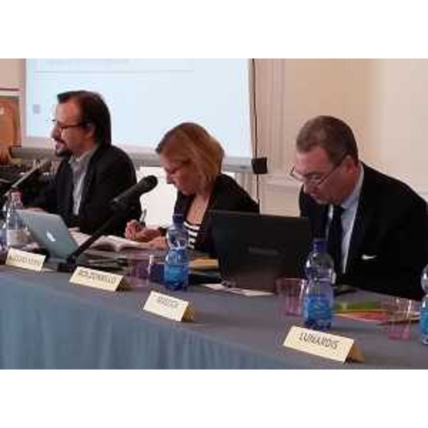Diego Angelini (Direttore servizio Accesso credito imprese Regione FVG), Lydia Alessio-Vernì (Vicedirettore centrale Attività produttive, Commercio, Cooperazione, Risorse agricole e forestali Regione FVG) e Sergio Bolzonello (Vicepresidente Regione FVG e assessore Attività produttive, Cooperazione e Turismo) al primo di cinque incontri dedicati alla presentazione del Programma Operativo Regionale (POR) del Fondo Europeo di Sviluppo Regionale (FESR) 2014-2020 del Friuli Venezia Giulia, a Palazzo Attems Petzenstein - Gorizia 20/10/2015 (Foto Bepi Pucciarelli)