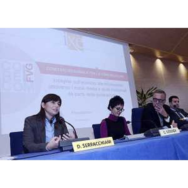 Debora Serracchiani (Presidente Regione Friuli Venezia Giulia), Giovanna Cosenza (Presidente Co.Re.Com. Emilia-Romagna), Giovanni Marzini (Presidente Co.Re.Com. FVG) e Franco Iacop (Presidente Consiglio regionale) alla presentazione dell'Indagine sull'accesso alle informazioni attraverso i nuovi media e quelli tradizionali da parte delle generazioni, dell'Istituto Ixè - Udine 21/10/2015