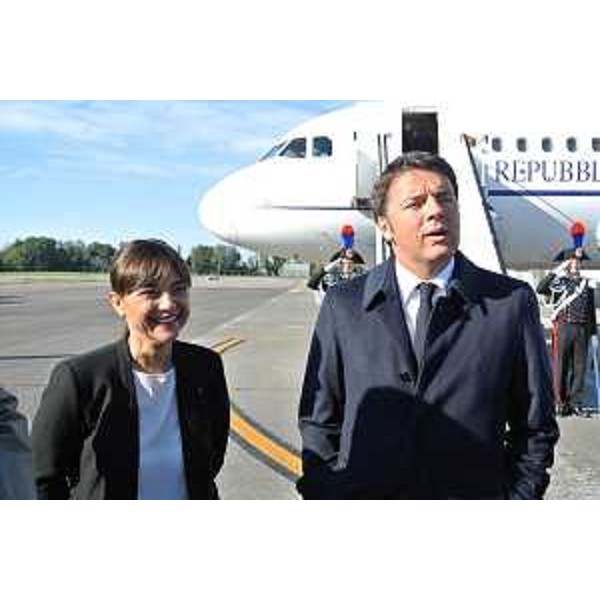 Debora Serracchiani (Presidente Regione Friuli Venezia Giulia) accoglie Matteo Renzi (Presidente Consiglio dei Ministri) all'Aeroporto FVG - Ronchi dei Legionari 17/10/2015